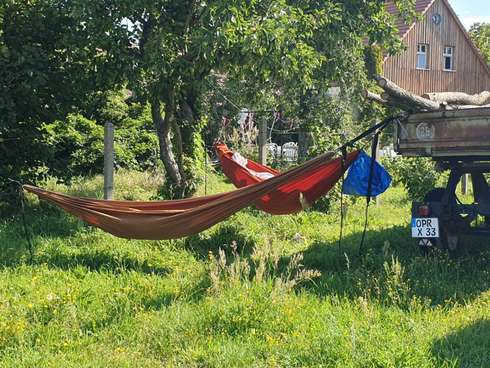 Hu00e4ngematten auf dem Campingplatz